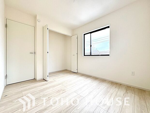 クローゼット完備で、家具配置がしやすいシンプルな居室。画像と現地では、お部屋の広さや天井高の開放感など、印象が大きく異なります。ぜひ現地に足を運んでいただき、ご自身の目で本当の魅力を確かめてください。