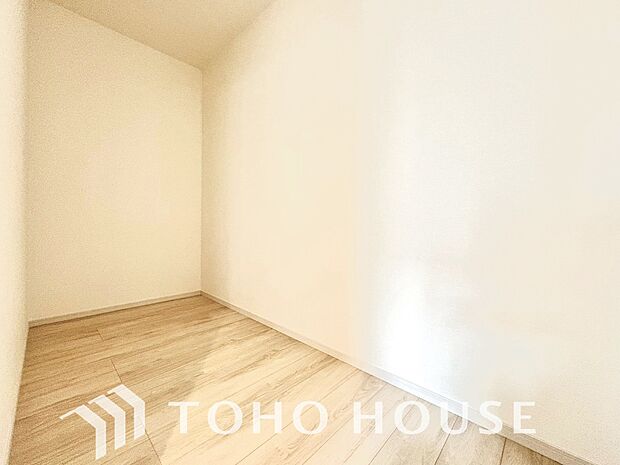 たっぷりと荷物が収納できるよう、ウォークインクローゼットを完備しました。実際の大きさや、広さの感覚は、画像とは異なりますので、ぜひ現地に足を運んでいただき、ご自身の目でその魅力を確かめてみてください。