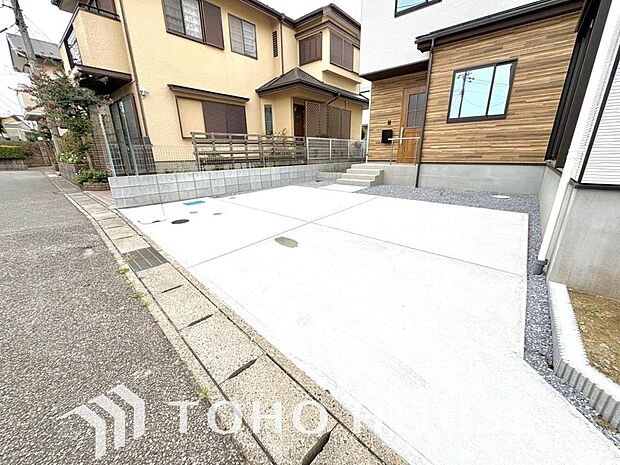 マンションとは異なり、移動がスムーズな敷地内駐車場を完備。荷物の多い日も安心です。いつでも自宅の目の前で愛車のお手入れができるため、車好きのご主人様も大満足。日々のカーライフがより快適になります。