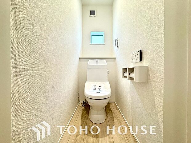 清潔な空間を保てるよう、お手入れのしやすさにもこだわり、汚れをサッと拭き取れる床材と壁紙を採用。快適な温水洗浄便座に加え、手洗い一体型のトイレはスペースの節約ができ、ゆったりとした空間が確保できます。