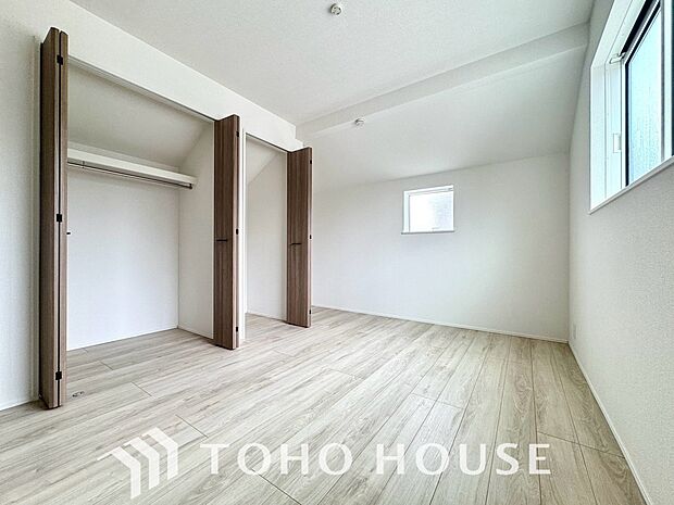 クローゼット完備で、家具配置がしやすいシンプルな居室。画像と現地では、お部屋の広さや天井高の開放感など、印象が大きく異なります。ぜひ現地に足を運んでいただき、ご自身の目で本当の魅力を確かめてください。