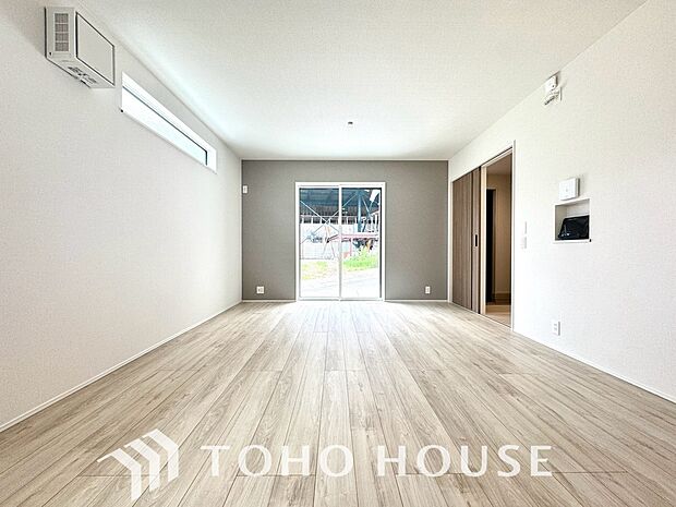 建物の居住性にこだわった邸宅は、「落ち着き」と「安らぎ」と「快適」を実現してくれます。「ホワイトナチュラルのテイスト」が、自然体で過ごせる心地良さを生み出し、家族の優しい時間がここでは流れてゆきます。