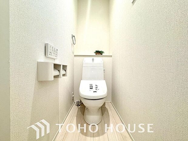 清潔な空間を保てるよう、お手入れのしやすさにもこだわり、汚れをサッと拭き取れる床材と壁紙を採用。快適な温水洗浄便座に加え、手洗い一体型のトイレはスペースの節約ができ、ゆったりとした空間が確保できます。