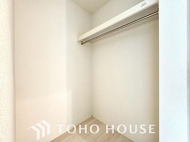たっぷりと荷物が収納できるよう、ウォークインクローゼットを完備しました。実際の大きさや、広さの感覚は、画像とは異なりますので、ぜひ現地に足を運んでいただき、ご自身の目でその魅力を確かめてみてください。