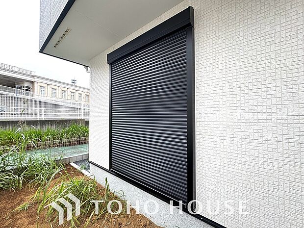防犯面や非常時にも安心のシャッター雨戸を完備しました。住まいの防犯性と、快適性を高め、毎日の暮らしに大きな安心感をもたらします。軽い力でスムーズに開閉できるため、女性でもストレスなく、安全に扱えます。