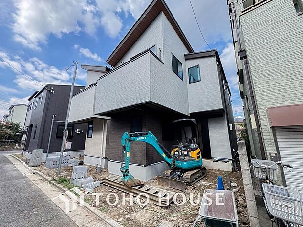 【マイカーをお持ちの方も安心。】敷地内に1台分の駐車スペースを確保。お買い物帰りの荷物の運び入れもスムーズです。セカンドカー用の駐輪・バイクスペースとしても活用でき、快適なカーライフをサポートします。