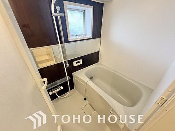 一日の疲れを癒すための心地よいバスタイムを演出します。浴室はゆとりあるサイズを採用。柔らかな曲線で構成されたバスタブは、半身浴も楽しめる設計です。日々の慌ただしさを忘れ、心も体もオフになるひとときを。