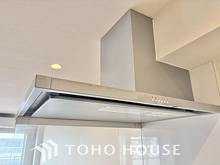 調理中の煙や臭いを、効率よく排出し、キッチン空間を清潔に保つレンジフード。リビングに臭いが広がるのを防ぎ、いつでも爽やかな空間をキープします。お料理の時間をより快適に、スマートにサポートする設備です。