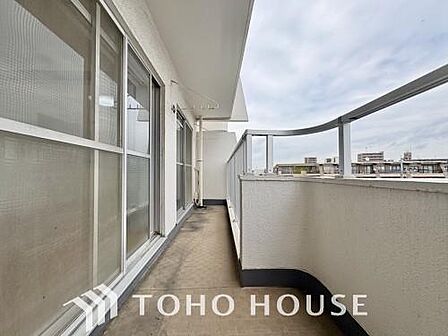 頬をなでる優しい風を肌で感じるバルコニー。つい深呼吸をしたくなるほど気持ちの良い眺望です。心地よい光が差し込むリビングとも繋がり、毎日の暮らしに贅沢な開放感と特別な癒やしの時間をずっと届けてくれます。