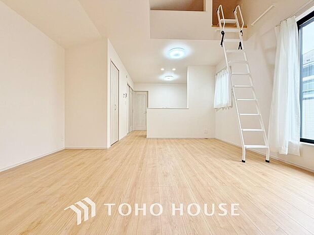 広いLDKでは家族が集まり一緒の時間を過ごせる工夫がされております。心地よい光が差し込む大空間は、毎日の会話も弾む憩いの場所に。住まいの中心として家族の温かい時間を優しく包み込む魅力あふれる空間です。