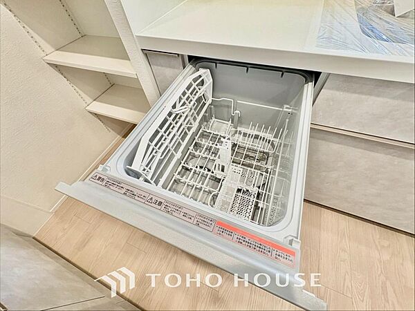 ビルトイン食器洗浄乾燥機付きのシステムキッチン。毎日の家事負担を大幅に軽減する、主婦・主夫に嬉しい設備です。手洗いよりも節水できるうえ高温乾燥で衛生面も安心。空いた時間を家族との団らんに充てられます。