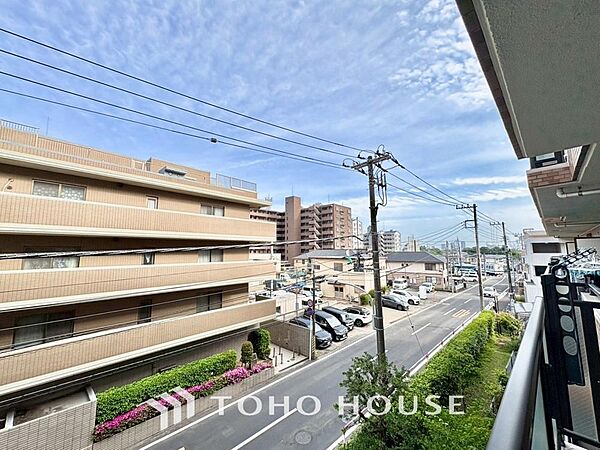 豊かな眺望にふさわしい空間は、通風・採光に優れ、心地よい光と風があふれています。明るい陽ざしが差し込む開放的なリビングとも繋がり、毎日の暮らしに上質な癒やしと特別な時間を届けてくれる素敵な住まいです。