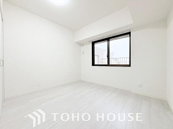 心身ともにゆったりと安らげる主寝室。寝室のゆとりが大きい分だけ、暮らしの安らぎは深まります。一日の疲れを癒やすプライベート空間にふさわしい落ち着きと広さを確保し、上質な眠りと快適な朝を迎えるお部屋に。
