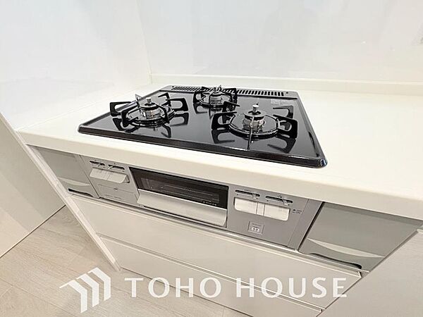 お料理の幅が広がる3口ガスコンロを採用。複数のメニューを同時に効率よく調理できるため、忙しい夕食の準備も手際よくこなせます。強火力で炒め物も美味しく仕上がり、毎日の食卓をよりゆたかに彩るキッチンです。