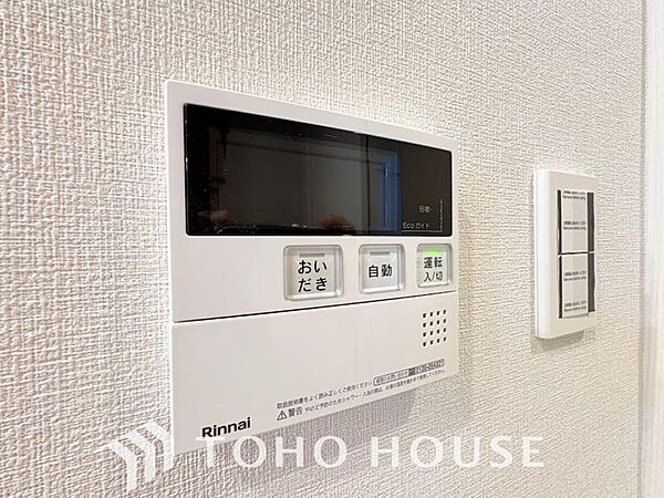 お風呂場と台所に操作リモコンがあり、キッチン近くにある給湯リモコンは、お料理の最中でもリビングで寛いでいるなかでもボタン一つで簡単に沸かせ便利。わざわざ浴室へ行く手間が省け、日々の家事を円滑にします。