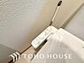 設備：毎日使うトイレには快適な温水洗浄便座を完備しています。清潔感のあるプライベート空間で日々の生活に心地よいゆとりをプラス。毎日の暮らしをさらに一段と快適にしてくれる、嬉しいこだわり設備仕様の住まいです。