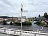 周辺：豊かな眺望にふさわしい空間は、通風・採光に優れ、心地よい光と風があふれています。明るい陽ざしが差し込む開放的なリビングとも繋がり、毎日の暮らしに上質な癒やしと特別な時間を届けてくれる素敵な住まいです。