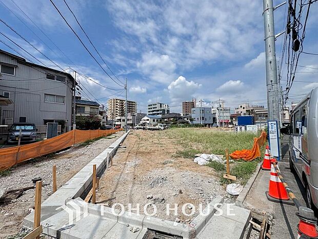 現地に足を運んで頂けた時には、実際に周辺をご自由に散策して頂けます事をお勧め致します緑豊かな公園や便利な商業施設など、この街ならではの暮らしやすさと心地よい雰囲気を、ご自身で肌で実感していただけます。