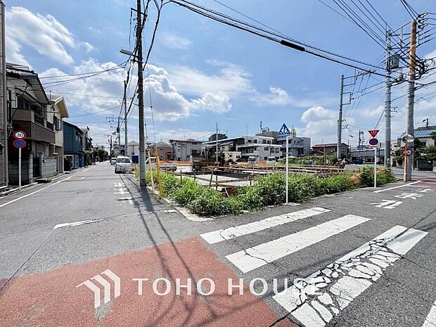 周辺環境とのコラボレーションにより明るく開放的な空間を演出しております。ここから始まる新しい日常はご家族にとって大切な時間となり、毎日の暮らしを少しでも豊かに、そしてより快適なものへと変えてくれます。