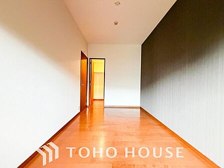 白を基調とした室内は、明るい住空間を造り出すだけでなく、清潔感をもたらしてくれます。どんな家具やインテリアとも相性が良く、好みの空間に模様替えしやすい洋室に。お部屋全体をより広く見せる効果もあります。