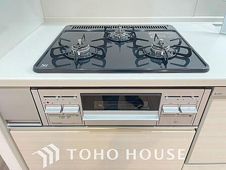 一度に複数のお料理を並行して作れる、便利な3口コンロを採用。毎日のキッチンタイムを大幅に効率化し、忙しい時間帯の家事をサポートします。料理がもっと楽しくなる、機能的で使いやすい設備を現地でご覧下さい。