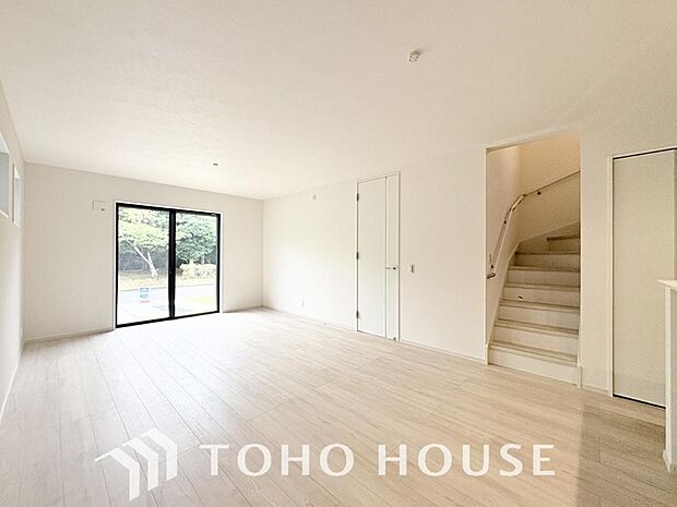 通風と採光を考慮したリビングは地域の鼓動を感じながらお寛ぎ頂くことが可能です。大きな窓から注ぐ光と爽やかな風が毎日の暮らしに心地よい開放感をプラス。街の息吹を感じつつ、家族で穏やかに過ごせる空間です。