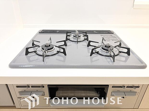 3口コンロは一度に複数のお料理を作ることができるメリットがあります。毎日のキッチンタイムを効率よく。主菜を炒めながら汁物を温め、もう一品も進行。手際よく品数を増やせ、忙しい毎日の夕食作りがスムーズに。
