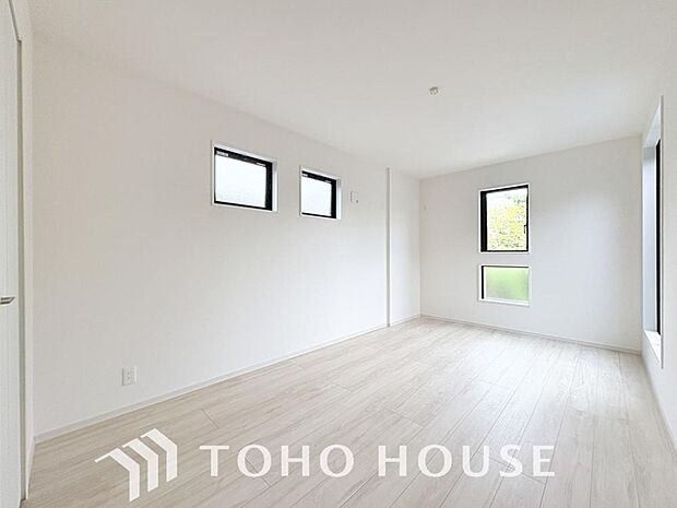 お子様の心と身体を見守る子供部屋。小さな自立心を育むお部屋作りを見越してぜひご覧ください。成長に合わせたレイアウト変更もしやすく、のびのびと過ごせる工夫が詰まった、家族の未来に寄り添う快適な空間です。