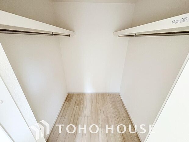 たっぷりと荷物が入るよう、ウォークインクローゼットを完備いたしました。お洋服はもちろん、スーツケースや季節物の家電までまとめてすっきりと収納できるため、お部屋の広さを最大限に活かせる嬉しい設計ですね。