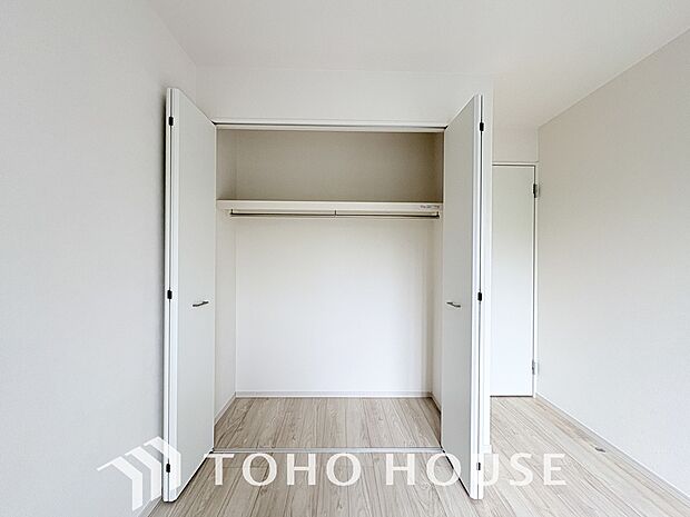居室にはクローゼットを完備！すっきりと収納できるため、自由度の高い家具の配置が叶うシンプルな空間です。無駄のない間取りは模様替えもしやすく、自分好みの快適なお部屋作りをいつでも思う存分に満喫できます。
