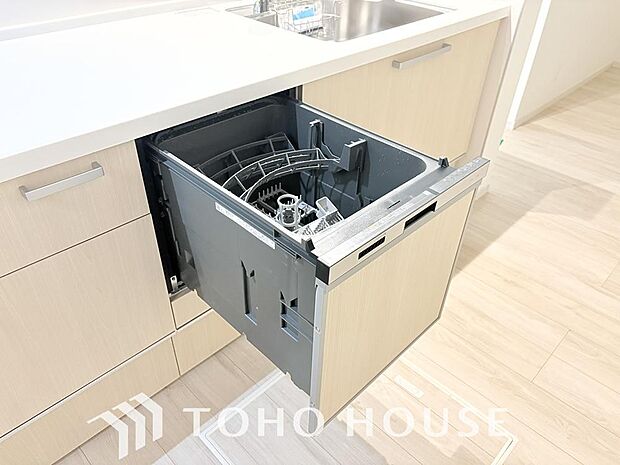 ビルトイン食器洗浄乾燥機付きのシステムキッチン。毎日の家事負担を大幅に軽減する、主婦・主夫に嬉しい設備です。手洗いよりも節水できるうえ高温乾燥で衛生面も安心。空いた時間を家族との団らんに充てられます。