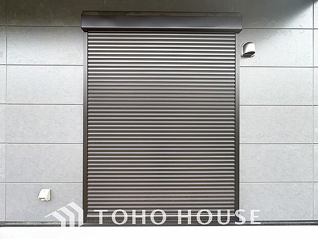 戸建には防犯機能付きシャッターを完備しています。寒い冬でも窓を開けずに、室内からラクラク開閉できるため、毎日の生活がとても便利で快適になります。冷気も入らず、防犯面でも非常に安心できる充実の設備です。