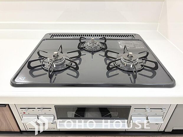 「お料理の幅が広がる3口ガスコンロを採用。複数のメニューを同時に効率よく調理できるため、忙しい夕食の準備も手際よくこなせます。強火力で炒め物も美味しく仕上がり、毎日の食卓をよりゆたかに彩るキッチンです