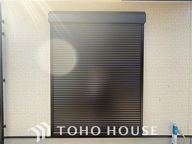 防犯シャッターを完備した窓は、夜間の安心感を高めるだけでなく外からの視線を遮りプライバシーを守ります。寒い日でも室内から簡単に開閉ができるため毎日の戸締まりがスムーズに行える便利な設備となっています。