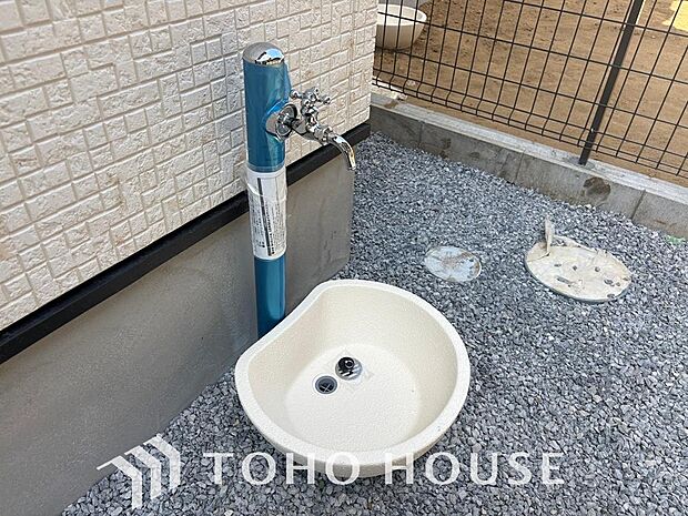 「庭には外水栓を完備しています。ガーデニングの水やりや靴・掃除用具の洗い場に便利です。室内に汚れを持ち込まず作業ができるため、日々の暮らしの快適性を高めます。戸建てならではの便利な屋外設備が魅力的です