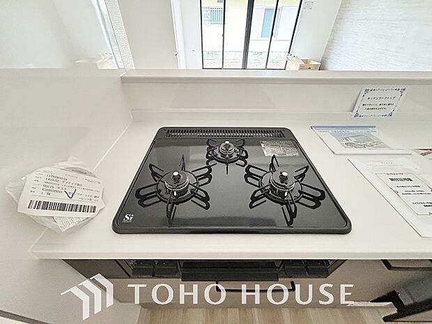 3口コンロは一度に複数のお料理を作ることができるメリットがあります。毎日のキッチンタイムを効率よく。テキパキと調理が進むことで時間にゆとりが生まれ、ご家族と笑顔で囲む食卓がより豊かで温かなひとときに。