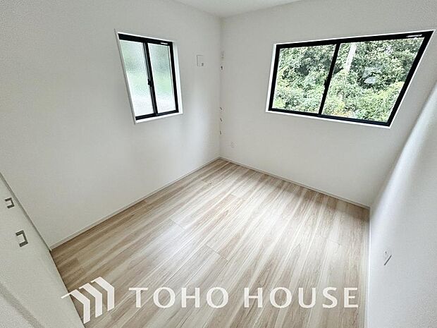 2面採光の居室。明るさの確保と、風の通り道ができることで換気のしやすいお家になっています。心地よい光と爽やかな風が室内に満ち溢れ、毎日の暮らしを健康的で、より快適に優しくサポートしてくれる住空間です。