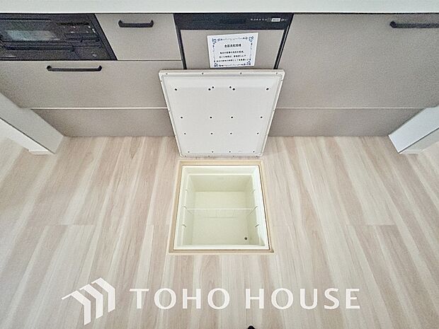 床下収納の場合は、使っていない空間を有効利用するので、キッチンを狭くすることなく収納場所を増やせます。床下のデッドスペースに保存食などを保管でき、調理エリアをいつでもスッキリと広々保つことが可能です。