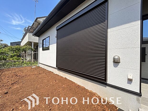 戸建にも防犯機能のシャッターを完備しております。寒い冬でも部屋の中から開閉が可能です。わざわざ窓を開ける必要がないため室内の温かい空気を一切逃がさず、毎日の暮らしをいつでも快適にサポートしてくれます。
