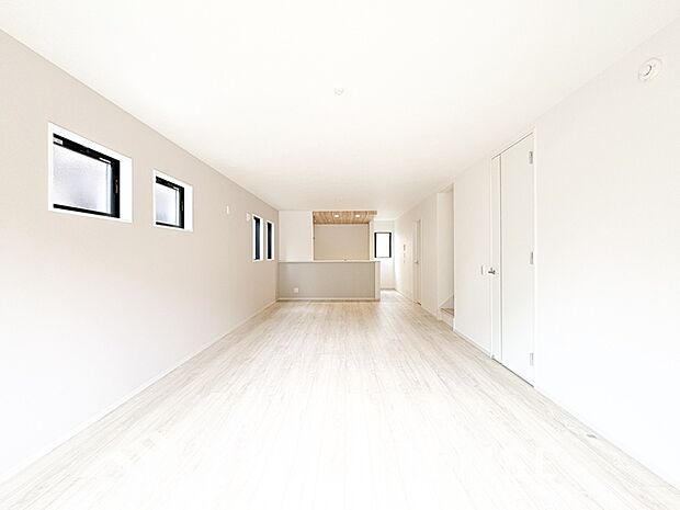 通風と採光を考慮したリビングは地域の鼓動を感じながらお寛ぎ頂くことが可能です。大きな窓から注ぐ光と爽やかな風が毎日の暮らしに心地よい開放感をプラス。街の息吹を感じつつ、家族で穏やかに過ごせる空間です。