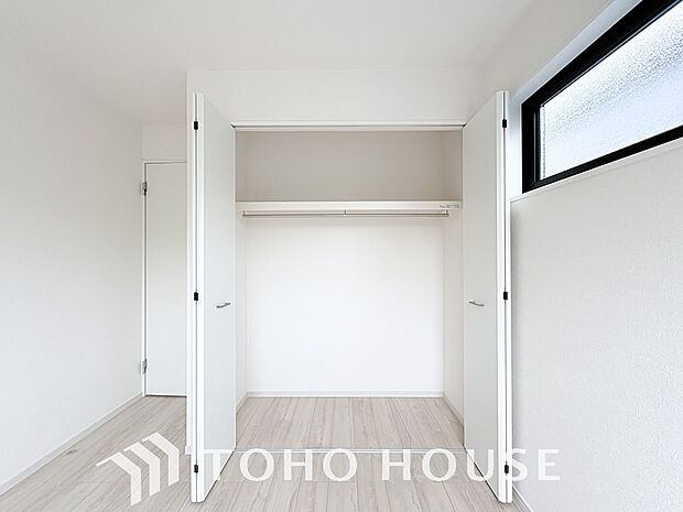 居室にはクローゼットを完備！すっきりと収納できるため、自由度の高い家具の配置が叶うシンプルな空間です。無駄のない間取りは模様替えもしやすく、自分好みの快適なお部屋作りをいつでも思う存分に満喫できます。