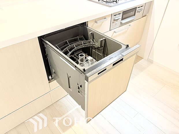 ビルトイン食器洗浄乾燥機付きのシステムキッチン。毎日の家事負担を大幅に軽減する、主婦・主夫に嬉しい設備です。手洗いよりも節水できるうえ高温乾燥で衛生面も安心。空いた時間を家族との団らんに充てられます。