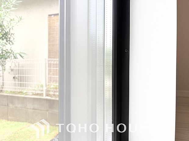 複層ガラスは結露を抑えたり、遮音にも効果を発揮します。室内の快適な温度を保つ断熱性にも優れ、毎日の暮らしに心地よいゆとりをプラス。日々の生活をより快適に、優しくサポートするこだわりの高機能住まいです。
