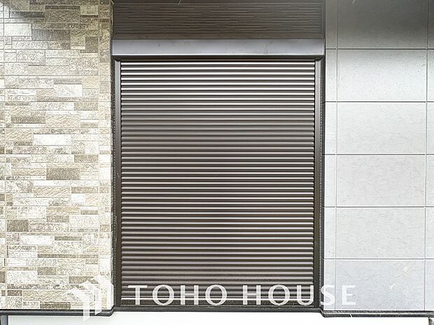 戸建には防犯機能付きシャッターを完備しています。寒い冬でも窓を開けずに、室内からラクラク開閉できるため、毎日の生活がとても便利で快適になります。冷気も入らず、防犯面でも非常に安心できる充実の設備です。
