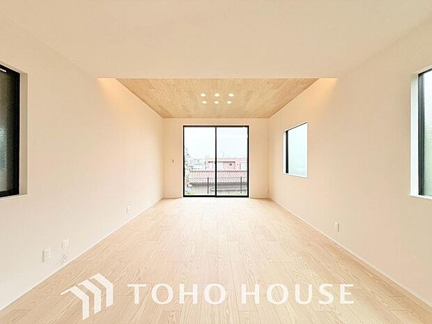 光が注がれる青い空から鮮やかに赤色にゆっくりと染まる。そんな優しい時間がここでは流れてゆく。