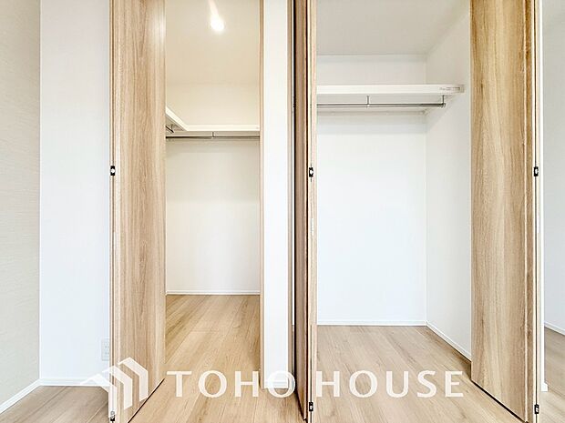 建物内部の収納には拘りました。共有部分に設けた収納。お荷物が多い方にも安心です。