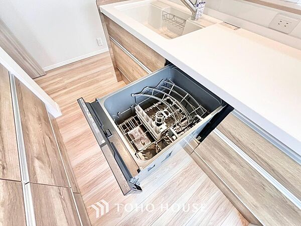 ビルトイン食器洗浄乾燥機付きのシステムキッチン。毎日の家事負担を大幅に軽減する、主婦・主夫に嬉しい設備です。手洗いよりも節水できるうえ高温乾燥で衛生面も安心。空いた時間を家族との団らんに充てられます。