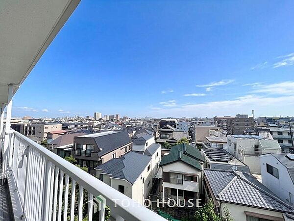 豊かな眺望にふさわしい空間は、通風・採光に優れ、心地よい光と風があふれています。明るい陽ざしが差し込む開放的なリビングとも繋がり、毎日の暮らしに上質な癒やしと特別な時間を届けてくれる素敵な住まいです。