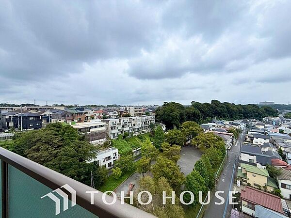 星空が地上に映りこむかのような夜景のきらめきまで、この街ならではの美しい風景の物語が室内に展開。