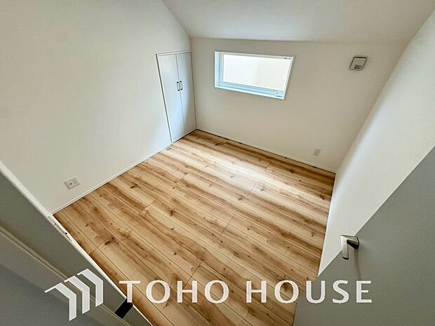 お子様の心と身体を見守る子供部屋。小さな自立心を育む工夫が施された空間設計です。将来の部屋割りや成長に伴う模様替えなども見据え、ご家族の明るい未来をイメージしながら魅力あふれる現地をぜひご覧ください。
